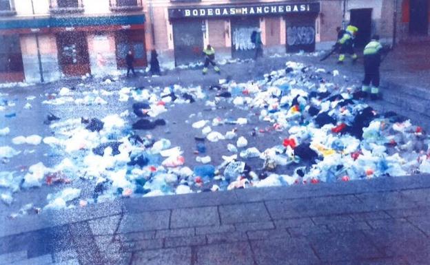 Labores del limpieza en el centro de León./