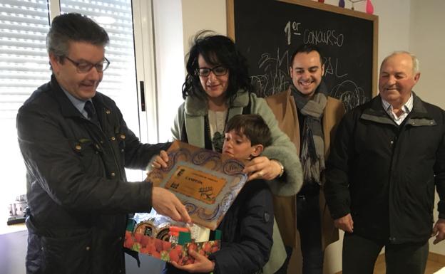 Teresa Mata entrega el premio al ganador, Pablo del Caño./