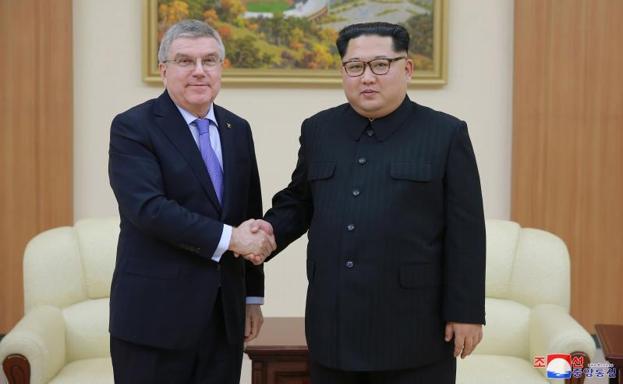 El presidente del COI, Thomas Bach, y Kim Jong Un. /Efe