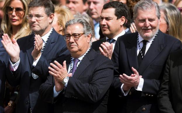 Zoido (c), durante la Semana Santa en Málaga./Efe