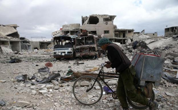Un hombre camina entre las ruinas de Duma./Reuters