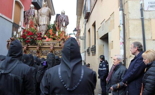 El alcalde de León, Antonio Silván, acude a una procesión./