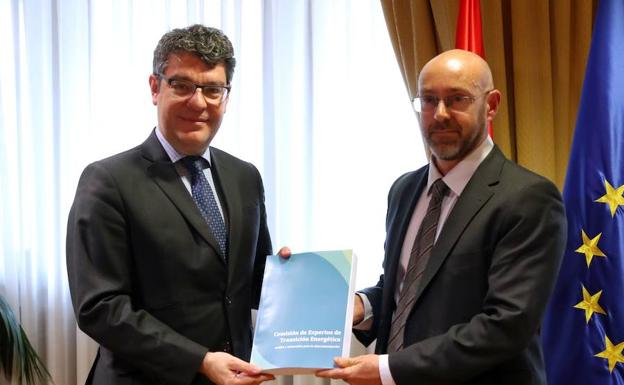 Álvaro Nadal recibe el informe sobre los distintos escenarios de la transición energética elaborado por el comité de expertos de la mano del presidente de dicho comité, Jorge Sanz