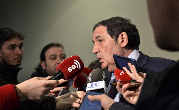 Sáez Aguado atiende a los medios./Vanessa Lorenzo