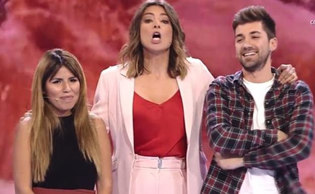 Chabelita y Alejandro Albalá, con Sandra Barneda en el centro. /Telecinco