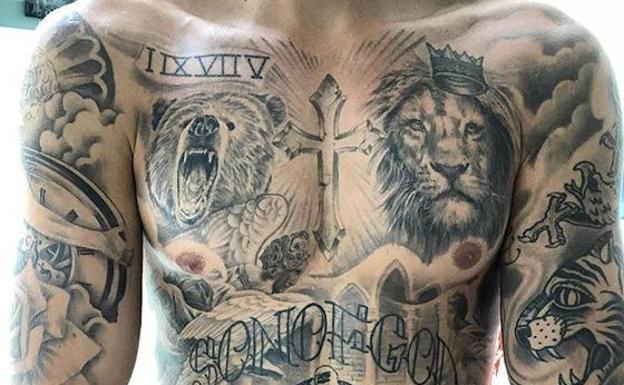 Torso tatuado./