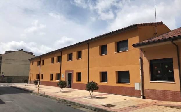Imagen de la fachada rehabilitada de la nueva Escuela de Música de La Robla./