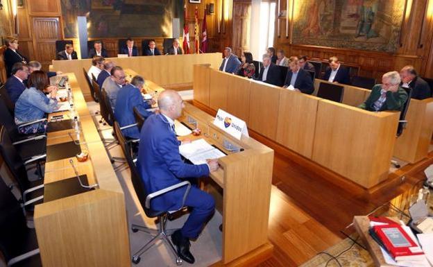 Pleno de la Diputación./Campillo
