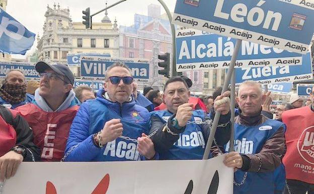 Representantes de León en el encadenamiento masivo./