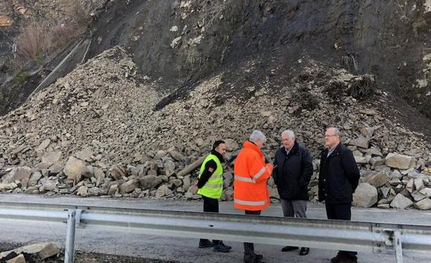 El delegado territorial y el jefe de servicio de Fomento, durante su visita a la zona afectada. /