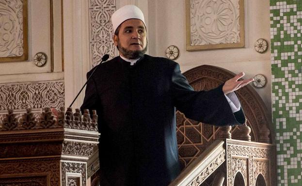 Un imán oficiando en la Gran Mezquita de Bruselas, días después de los atentados yihadistas en Bruselas. /PHILIPPE HUGUEN (AFP)