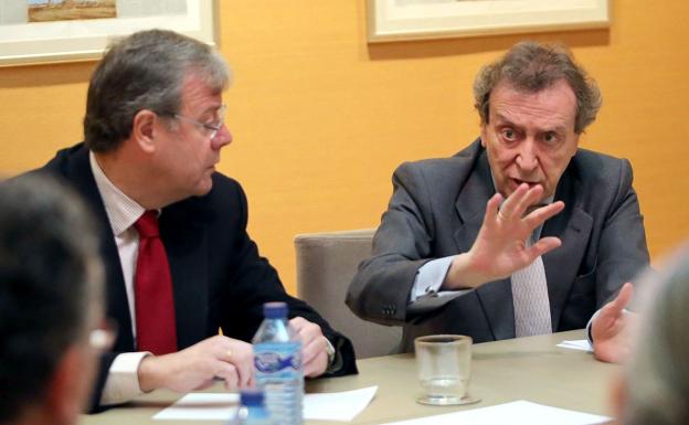 El vicepresidente y consejero de la Presidencia, José Antonio de Santiago-Juárez, y el alcalde de León, Antonio Silván./Rubén Cacho