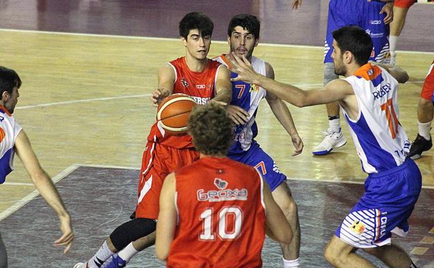 Un lance del partido de Fundación./Peio García