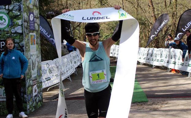 Pablo Villa, al cruzar la línea de meta./Puerta de Muniellos