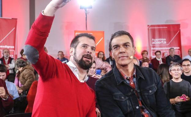 Tudanca junto a Pedro Sánchez./