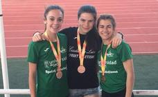 Atletas del Sprint León presumen de su medalla de bronce./