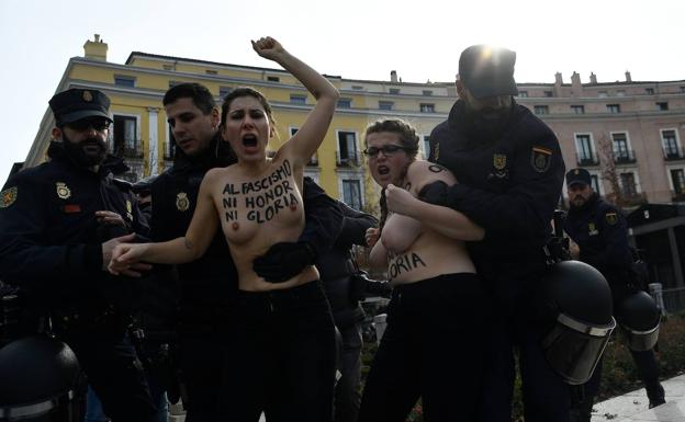 Activistas De Femen Irrumpen En Una Marcha Contra La Ley De Memoria