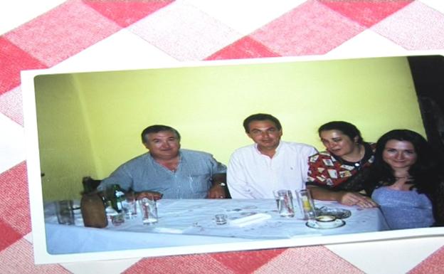 'Mundi' y Carmen junto al presidente del Gobierno, José Luis Rodríguez Zapatero.