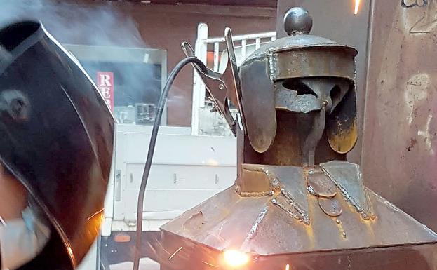 Instante en el que se procede a la restauración de la cabeza del 'niño'.