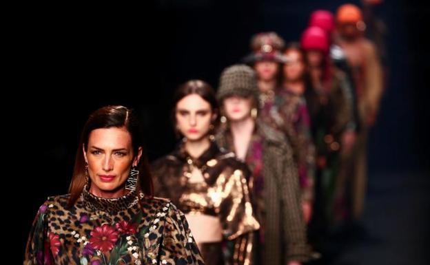 Nieves Álvarez desfilando para Maite by Lola Casademunt.