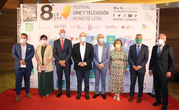 Imagen de las autoridades con el premio a la trayectoria.