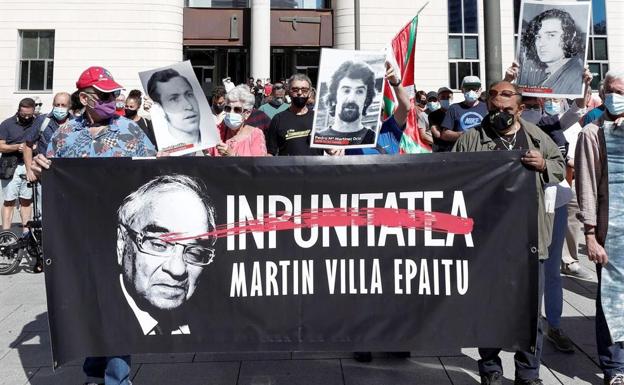 Imagen de una de las protestas con el exministro.