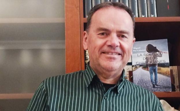 Miguel Paz Cabanas con su último trabajo, 'La soledad de los charlatanes'.