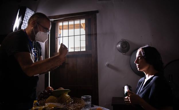 Jorge Pastor da unas indicaciones durante el rodaje del corto.