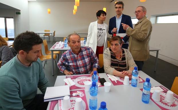 El vicerrector del Campus de Ponferrada, José Ramón Rodríguez (C arriba), junto al representante de Secot, Jesús Moral (D arriba), y la presidenta del Imfe, Rosa Luna (I arriba), durante el desayuno financiero.