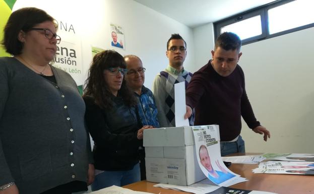 Presentación en Asprona Bierzo de la campaña 'Mi voto cuenta'. /