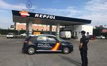 Agentes de la Policía Nacional de la comisaría de Ponferrada, en una de las gasolineras atracadas./