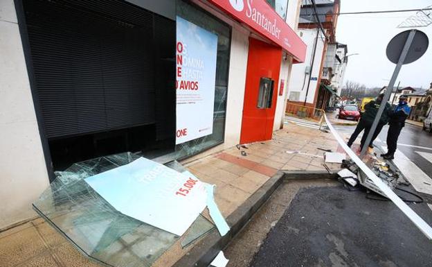 Asaltan de madrugada y con explosivos una oficina del Banco Santander en Toral de los Vados./César Sánchez