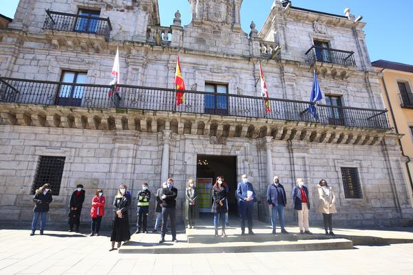 El Ayuntamiento de Ponferrada y el Consejo del Bierzo guardan un minuto de silencio en recuerdo a la última víctima de violencia machista.