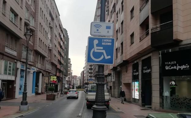Indicador de wifi libre en la calle Camino de Santiago de Ponferrada./