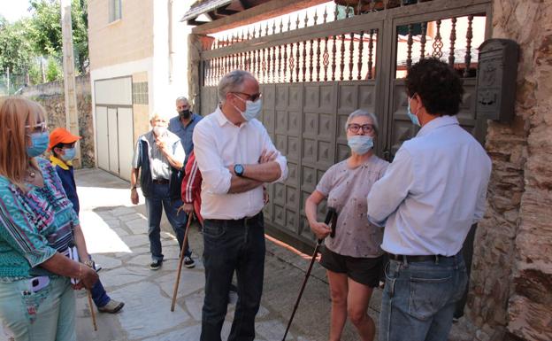 Visita del alcalde a Valdecañada./