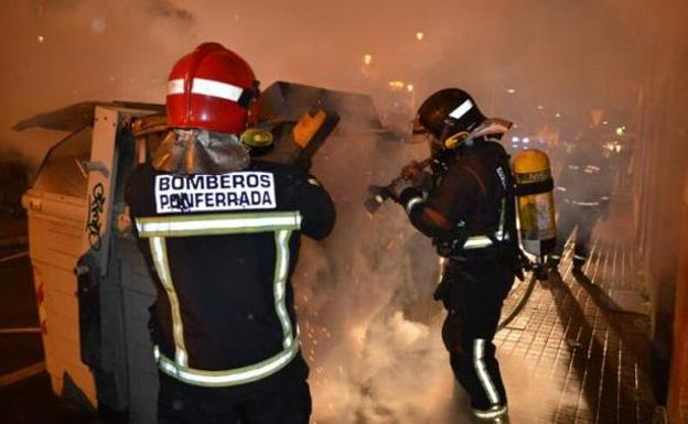 Los bomberos extinguen un incendio en un contenedor en Ponferrada./