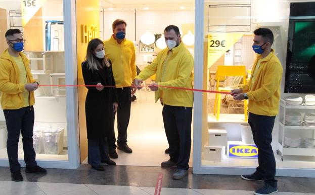 La concejala de Comercio, Lorena Valle, y el director del nuevo espacio de Ikea en Ponferrada, durante la inauguración./