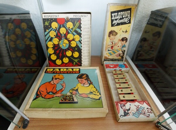 Exposición de juguetes antiguos del coleccionista berciano Manuel Fernández Villatoro, en la sede del Instituto de Estudios Bercianos en Ponferrada. 