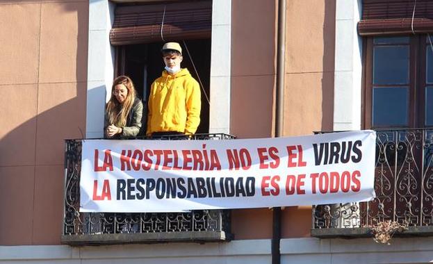 Protesta de los hosteleros bercianos en la plaza del Ayuntamiento de Ponferrada./César Sánchez