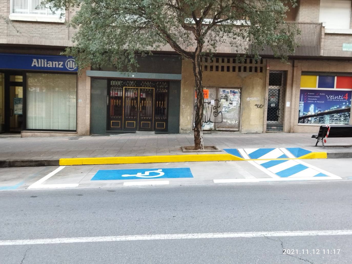 Nueva reserva de estacionamiento para personas con movilidad reducida (PMR) en la calle General Vives de Ponferrada.