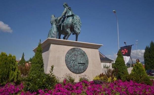 Estatua de homenaje a 'El Señor de Bembibre' en la capital del Bierzo Alto./