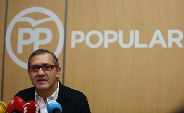 El portavoz municipal del PP en Cacabelos, Adolfo Canedo./César Sánchez