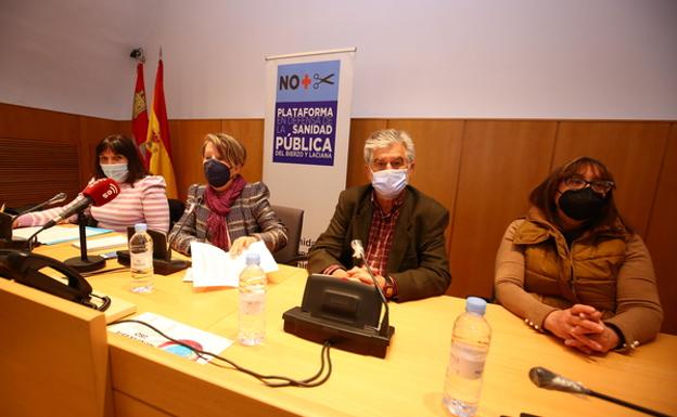 Miembros de la Plataforna Sanitaria del Bierzo y Laciana, durante su comparecencia en Ponferrada./César Sánchez