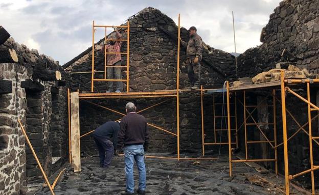 Labores de reconstrucción de la vivienda afectada por el fuego en Berlanga del Bierzo.