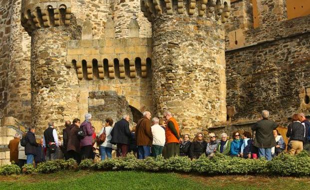 Turistas en el Castillo de los Templarios de Ponferrada./César Sánchez