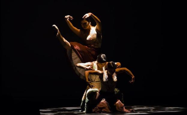 La compañía vallisoletana Arvine Danza presenta 'Íbera' en el teatro Benevivere./