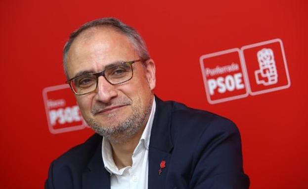 Olegario Ramón, en la sede del PSOE de Ponferrada.