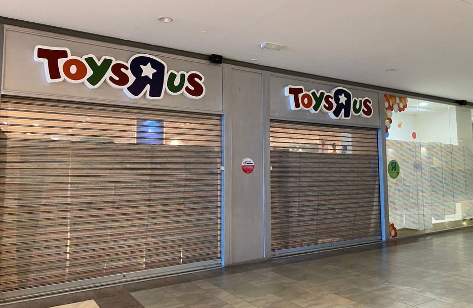 Toys 'R' Us ha cerrado sus puertas este lunes en el Centro Comercial El Rosal de Ponferrada.