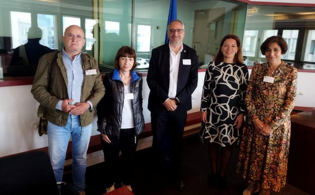 La delegación ponferradina junto a la directora de Turismo y Proximidad de la Comisión Europea, Valentina Superti (2D).