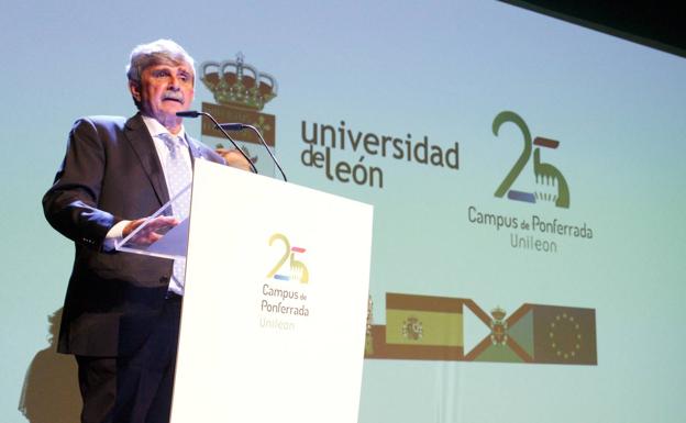 El rector de la ULE, durante la gala del 25 aniversario del Campus de Ponferrada./César Sánchez